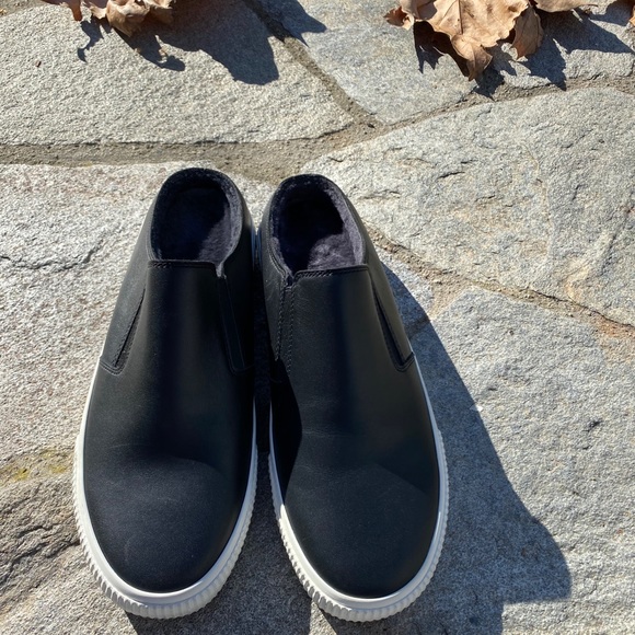 Vince Men’s size 8.5 black mules fleece lined